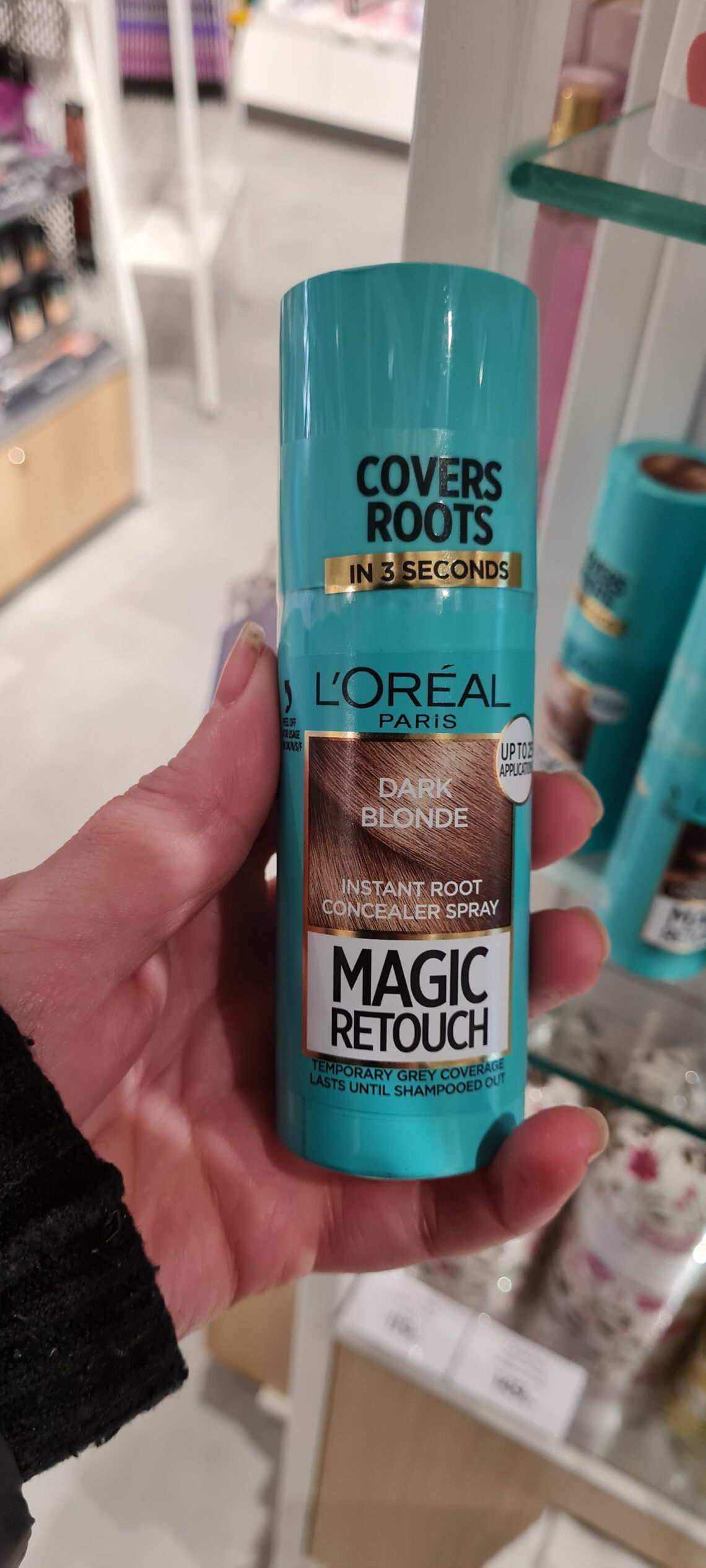 Hur använder man Magic retouch från L´OREAL covers roots dark blonde?